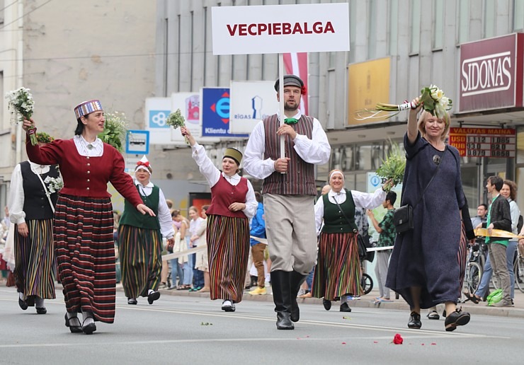 Skati «Novadu dižošanās» - dziesmu un deju svētku dalībnieku gājienu Rīgā 338677