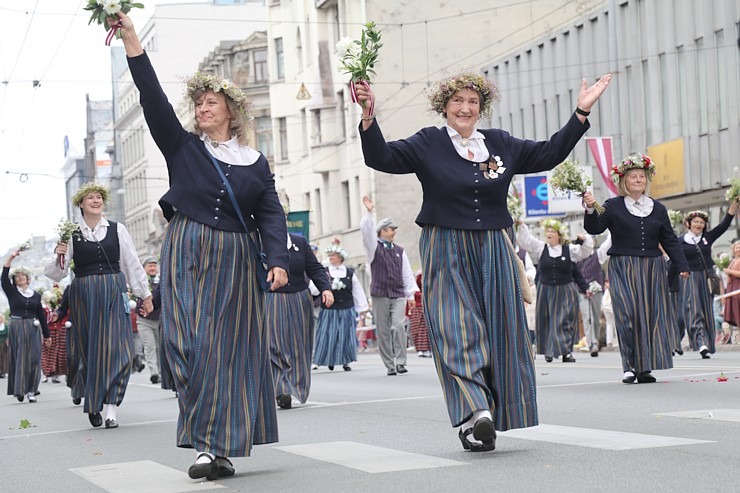 Skati «Novadu dižošanās» - dziesmu un deju svētku dalībnieku gājienu Rīgā 338678