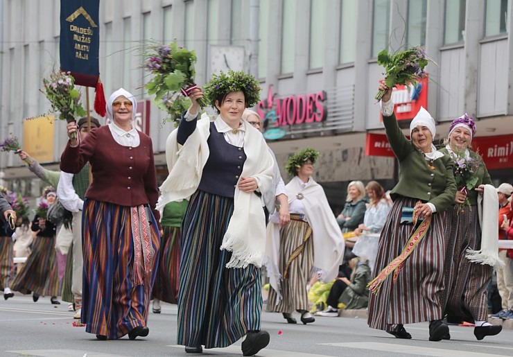 Skati «Novadu dižošanās» - dziesmu un deju svētku dalībnieku gājienu Rīgā 338680