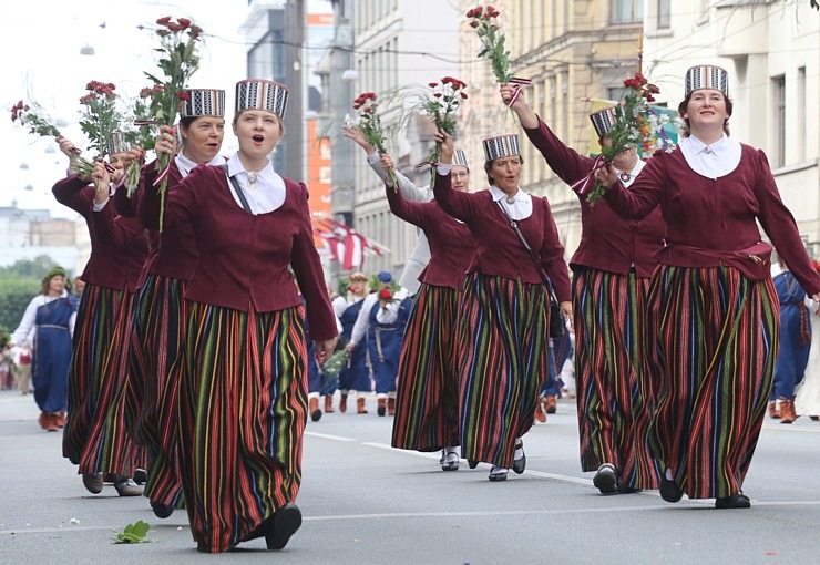 Skati «Novadu dižošanās» - dziesmu un deju svētku dalībnieku gājienu Rīgā 338681