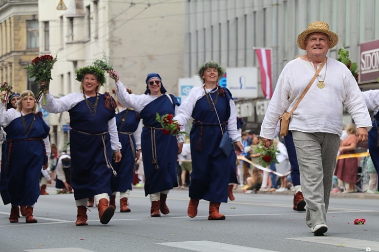 Skati «Novadu dižošanās» - dziesmu un deju svētku dalībnieku gājienu Rīgā 338682