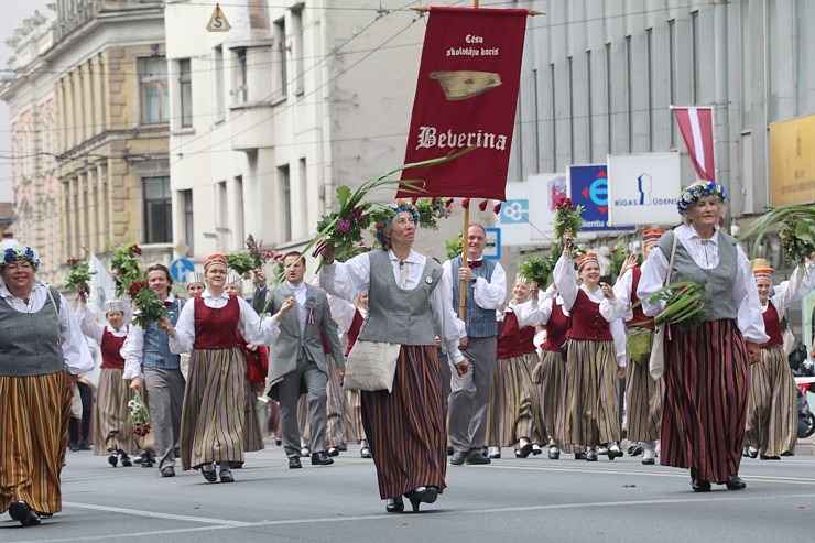 Skati «Novadu dižošanās» - dziesmu un deju svētku dalībnieku gājienu Rīgā 338683
