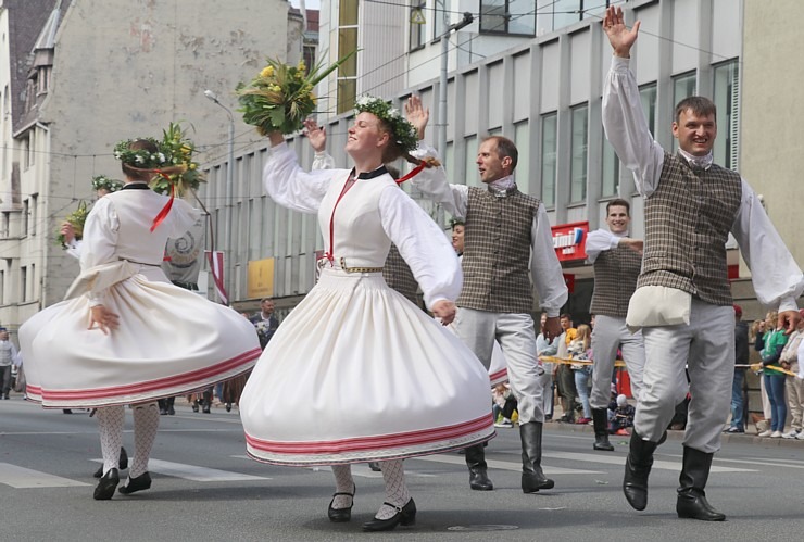 Skati «Novadu dižošanās» - dziesmu un deju svētku dalībnieku gājienu Rīgā 338684