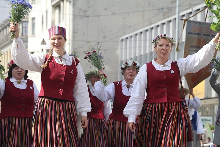 Skati «Novadu dižošanās» - dziesmu un deju svētku dalībnieku gājienu Rīgā 338688