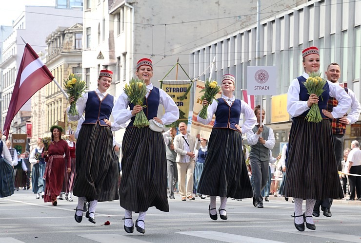 Skati «Novadu dižošanās» - dziesmu un deju svētku dalībnieku gājienu Rīgā 338690
