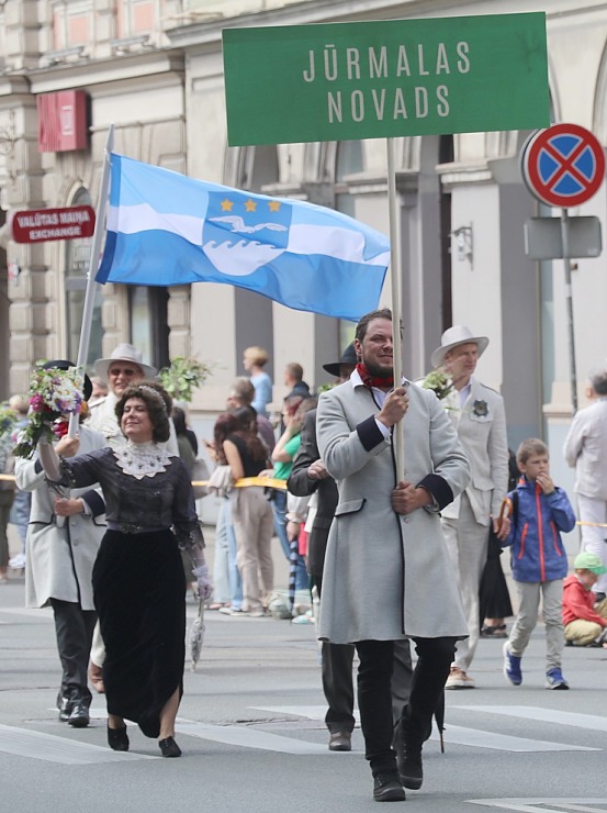 Skati «Novadu dižošanās» - dziesmu un deju svētku dalībnieku gājienu Rīgā 338692