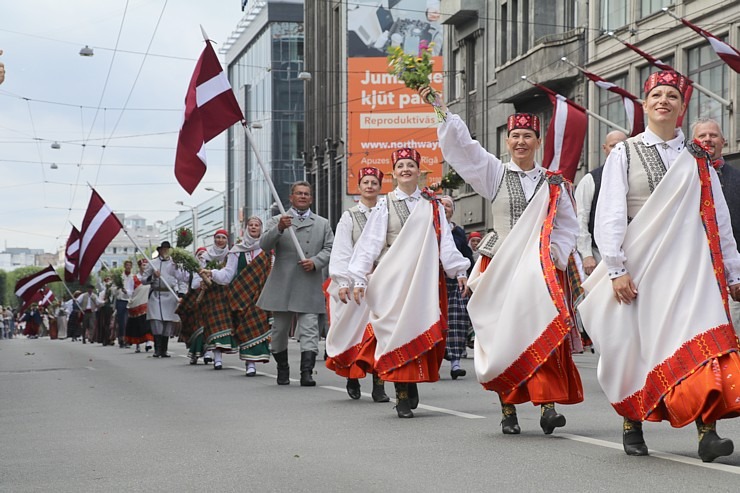 Skati «Novadu dižošanās» - dziesmu un deju svētku dalībnieku gājienu Rīgā 338693