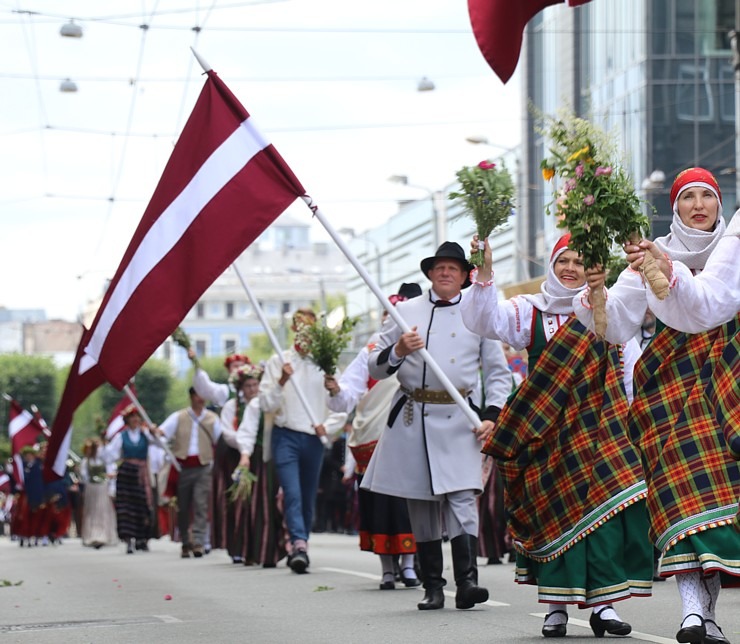 Skati «Novadu dižošanās» - dziesmu un deju svētku dalībnieku gājienu Rīgā 338694