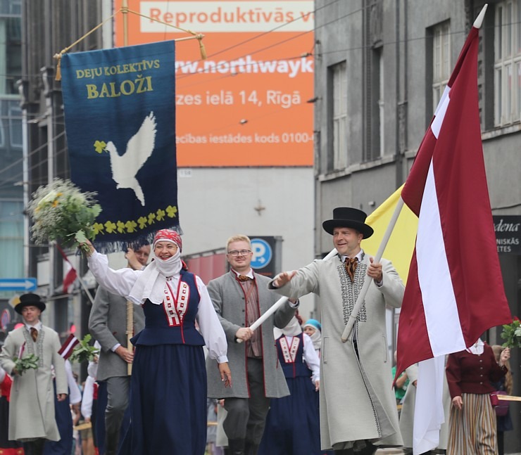 Skati «Novadu dižošanās» - dziesmu un deju svētku dalībnieku gājienu Rīgā 338696