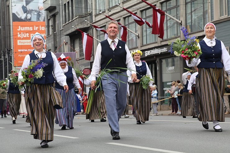 Skati «Novadu dižošanās» - dziesmu un deju svētku dalībnieku gājienu Rīgā 338697