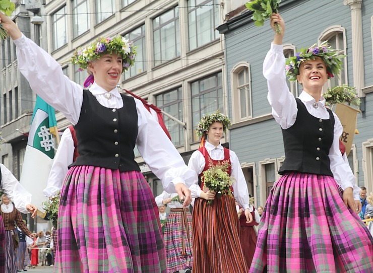 Skati «Novadu dižošanās» - dziesmu un deju svētku dalībnieku gājienu Rīgā 338698