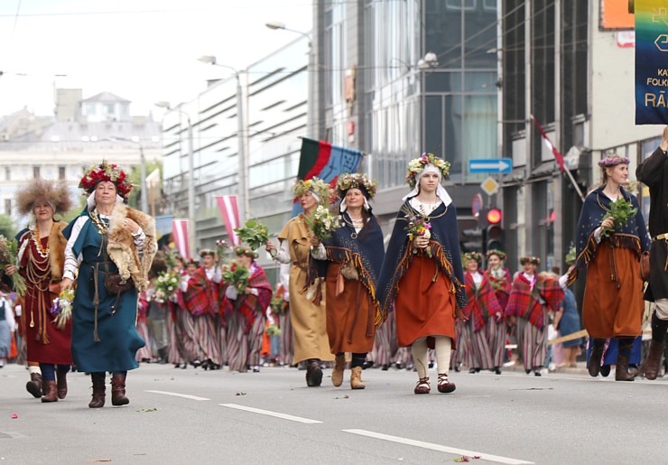 Skati «Novadu dižošanās» - dziesmu un deju svētku dalībnieku gājienu Rīgā 338700