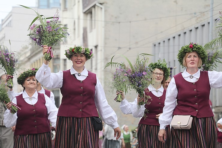 Skati «Novadu dižošanās» - dziesmu un deju svētku dalībnieku gājienu Rīgā 338647