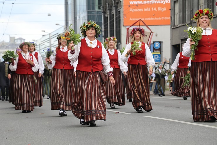 Skati «Novadu dižošanās» - dziesmu un deju svētku dalībnieku gājienu Rīgā 338703