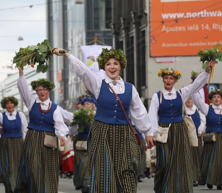 Skati «Novadu dižošanās» - dziesmu un deju svētku dalībnieku gājienu Rīgā 338704
