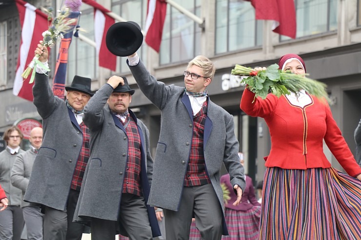 Skati «Novadu dižošanās» - dziesmu un deju svētku dalībnieku gājienu Rīgā 338707