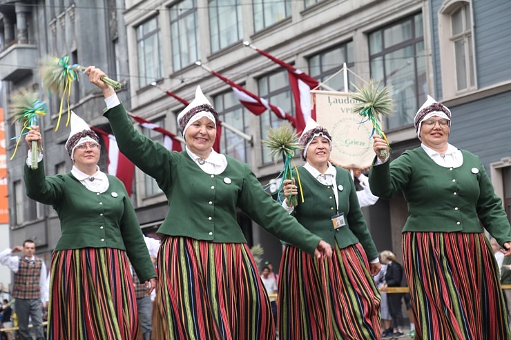 Skati «Novadu dižošanās» - dziesmu un deju svētku dalībnieku gājienu Rīgā 338708