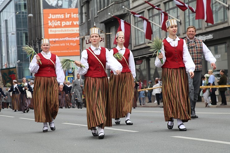 Skati «Novadu dižošanās» - dziesmu un deju svētku dalībnieku gājienu Rīgā 338709