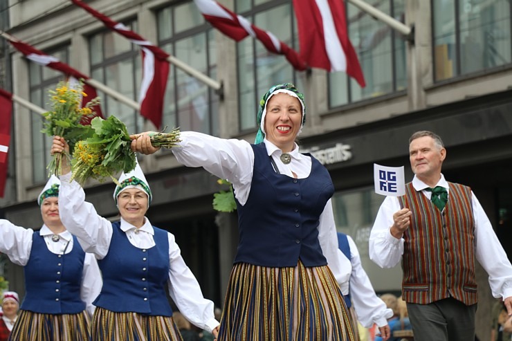 Skati «Novadu dižošanās» - dziesmu un deju svētku dalībnieku gājienu Rīgā 338710