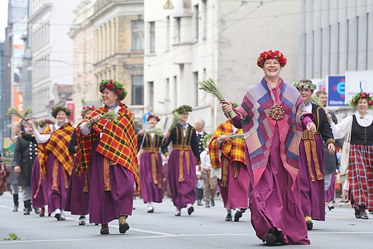 Skati «Novadu dižošanās» - dziesmu un deju svētku dalībnieku gājienu Rīgā 338648
