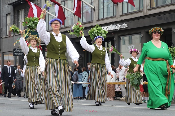 Skati «Novadu dižošanās» - dziesmu un deju svētku dalībnieku gājienu Rīgā 338712
