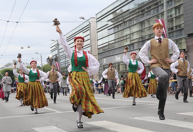 Skati «Novadu dižošanās» - dziesmu un deju svētku dalībnieku gājienu Rīgā 338714