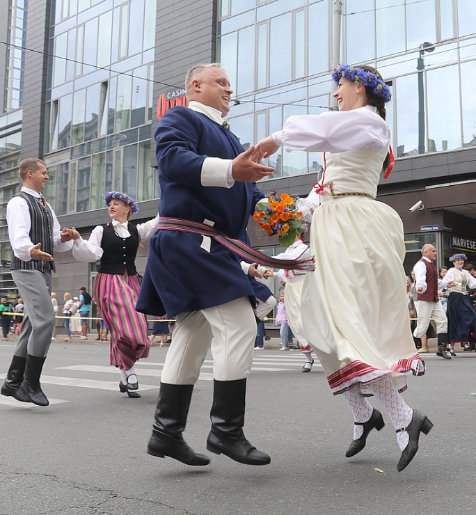 Skati «Novadu dižošanās» - dziesmu un deju svētku dalībnieku gājienu Rīgā 338715