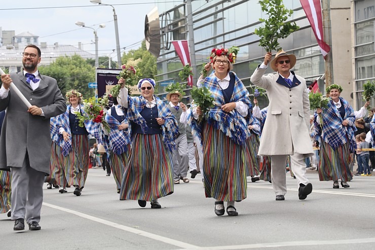 Skati «Novadu dižošanās» - dziesmu un deju svētku dalībnieku gājienu Rīgā 338717