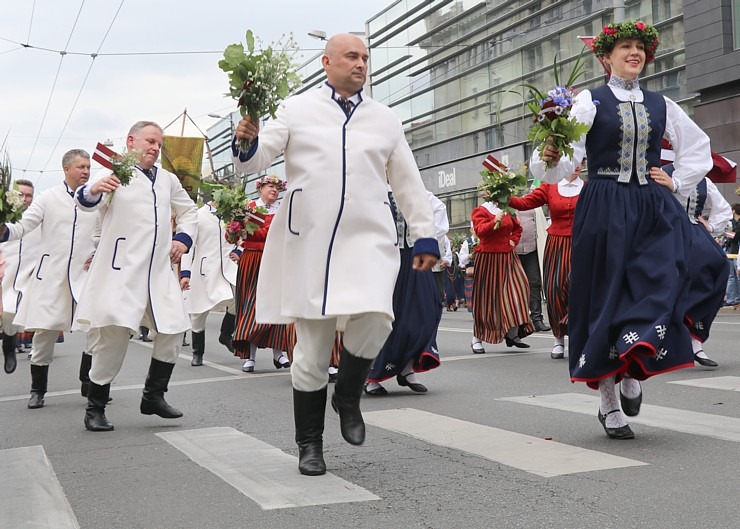 Skati «Novadu dižošanās» - dziesmu un deju svētku dalībnieku gājienu Rīgā 338719