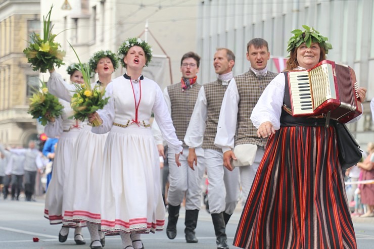 Skati «Novadu dižošanās» - dziesmu un deju svētku dalībnieku gājienu Rīgā 338649