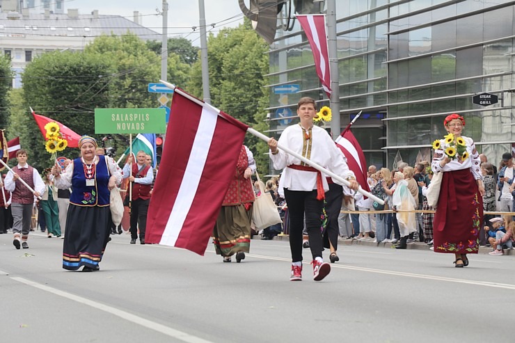 Skati «Novadu dižošanās» - dziesmu un deju svētku dalībnieku gājienu Rīgā 338721
