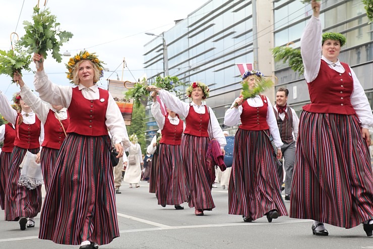 Skati «Novadu dižošanās» - dziesmu un deju svētku dalībnieku gājienu Rīgā 338723