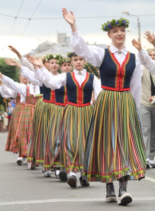 Skati «Novadu dižošanās» - dziesmu un deju svētku dalībnieku gājienu Rīgā 338725