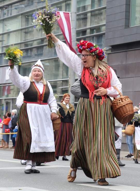 Skati «Novadu dižošanās» - dziesmu un deju svētku dalībnieku gājienu Rīgā 338727