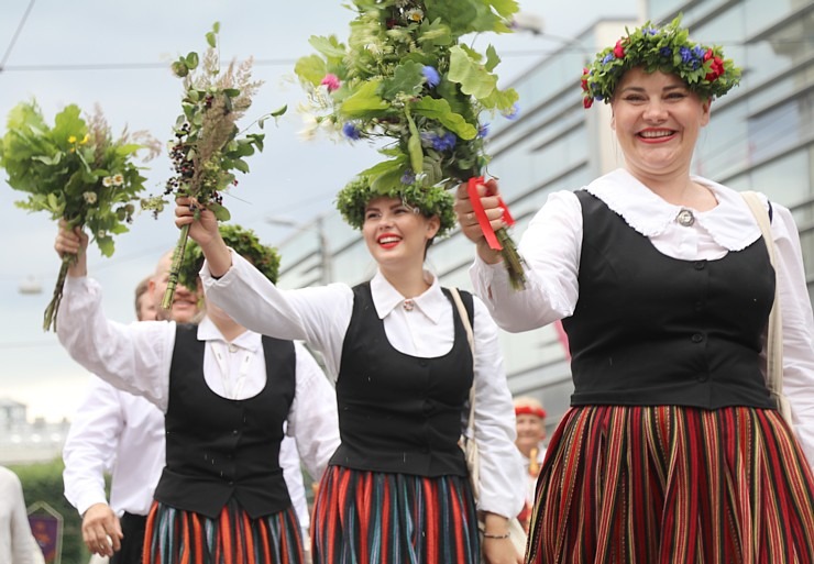 Skati «Novadu dižošanās» - dziesmu un deju svētku dalībnieku gājienu Rīgā 338728