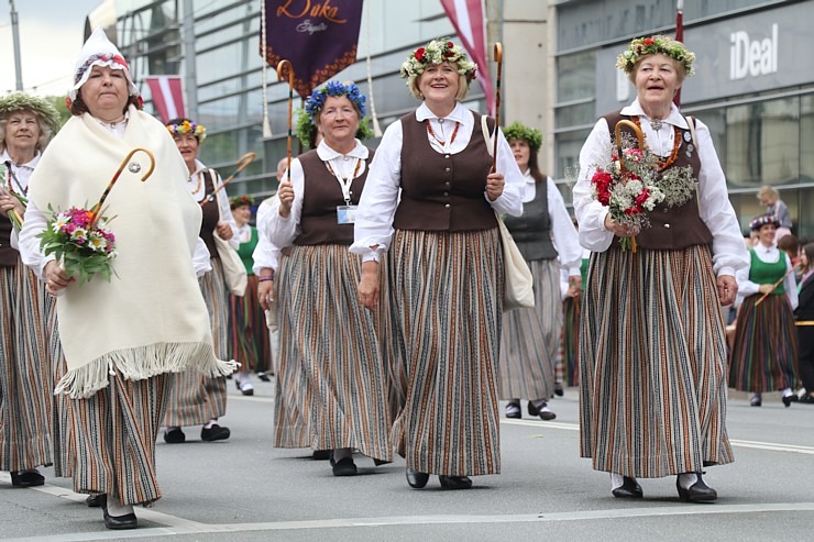 Skati «Novadu dižošanās» - dziesmu un deju svētku dalībnieku gājienu Rīgā 338729