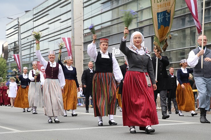 Skati «Novadu dižošanās» - dziesmu un deju svētku dalībnieku gājienu Rīgā 338730