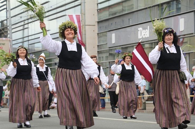 Skati «Novadu dižošanās» - dziesmu un deju svētku dalībnieku gājienu Rīgā 338731