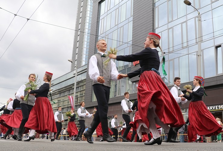 Skati «Novadu dižošanās» - dziesmu un deju svētku dalībnieku gājienu Rīgā 338732