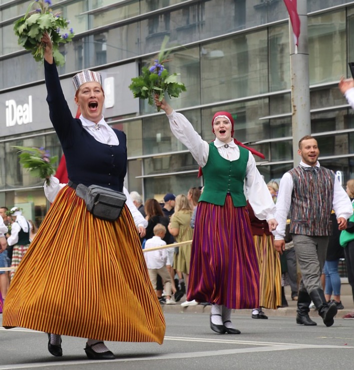 Skati «Novadu dižošanās» - dziesmu un deju svētku dalībnieku gājienu Rīgā 338733
