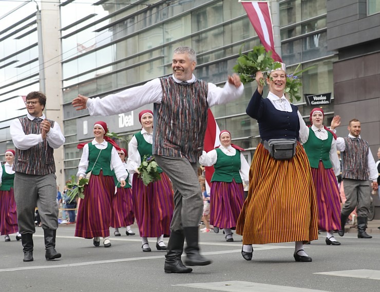 Skati «Novadu dižošanās» - dziesmu un deju svētku dalībnieku gājienu Rīgā 338734