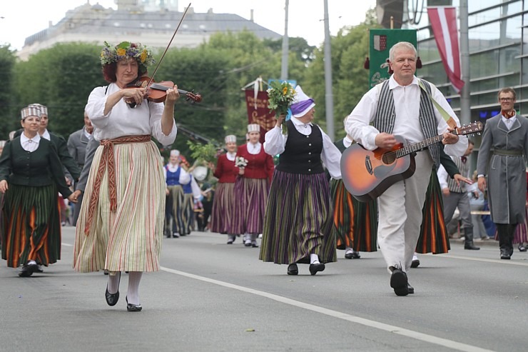 Skati «Novadu dižošanās» - dziesmu un deju svētku dalībnieku gājienu Rīgā 338735