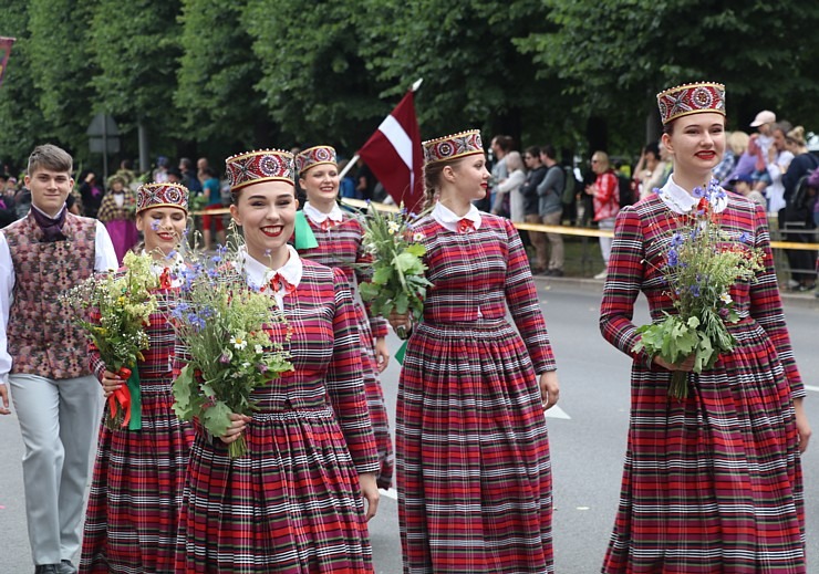 Skati «Novadu dižošanās» - dziesmu un deju svētku dalībnieku gājienu Rīgā 338738