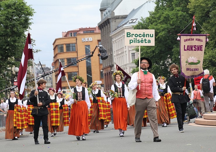 Skati «Novadu dižošanās» - dziesmu un deju svētku dalībnieku gājienu Rīgā 338740