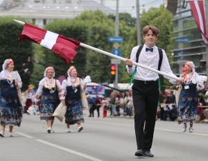 Skati «Novadu dižošanās» - dziesmu un deju svētku dalībnieku gājienu Rīgā 100