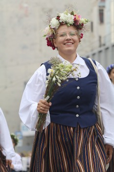 Skati «Novadu dižošanās» - dziesmu un deju svētku dalībnieku gājienu Rīgā 13