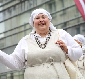 Skati «Novadu dižošanās» - dziesmu un deju svētku dalībnieku gājienu Rīgā 17