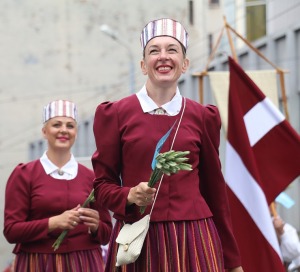 Skati «Novadu dižošanās» - dziesmu un deju svētku dalībnieku gājienu Rīgā 2