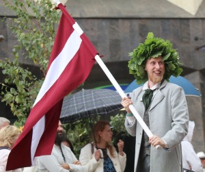 Skati «Novadu dižošanās» - dziesmu un deju svētku dalībnieku gājienu Rīgā 25