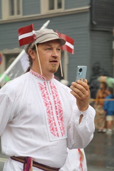 Skati «Novadu dižošanās» - dziesmu un deju svētku dalībnieku gājienu Rīgā 28